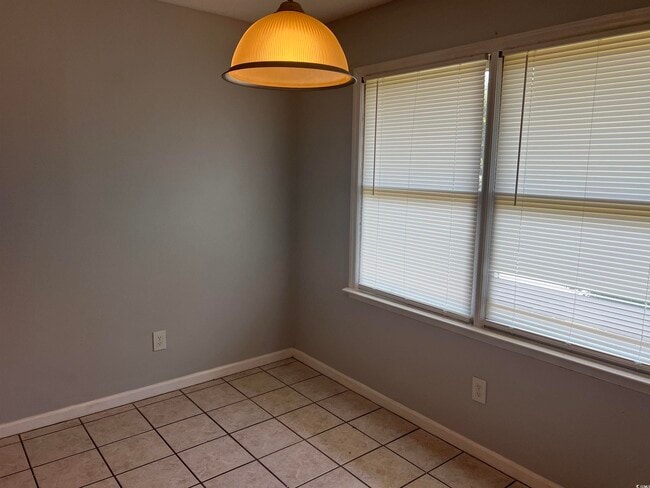 Building Photo - 4047 Fairway Dr