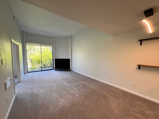 Building Photo - LARGE UPPER UNIT ONE BEDROOM CONDO IN SHEL...