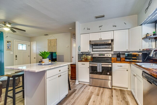 Stainless steel appliances, quartz island - 270 4th St NW