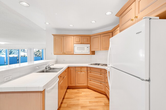 Building Photo - 825 S Gretna Green Way