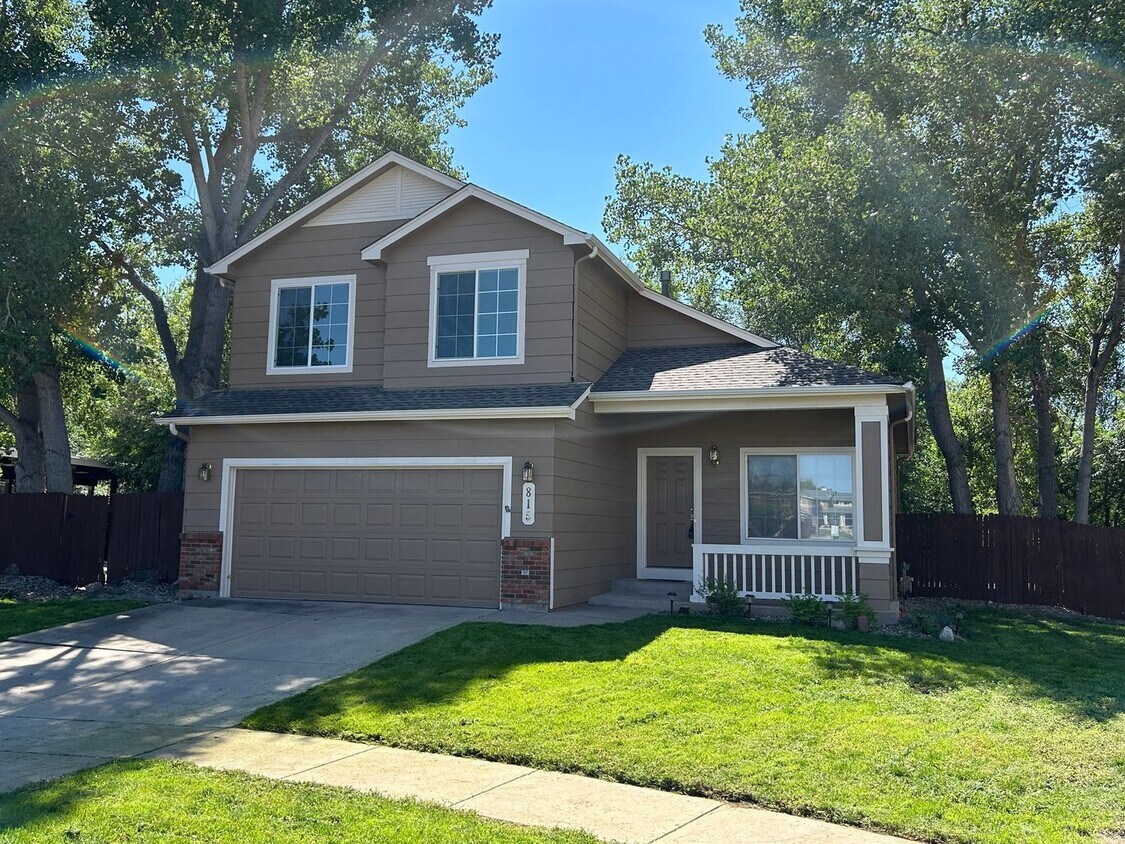 Foto principal - 4 bed 3.5 bath with 2 car garage - Availab...