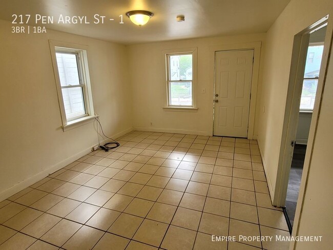 Building Photo - 217 Pen Argyl St