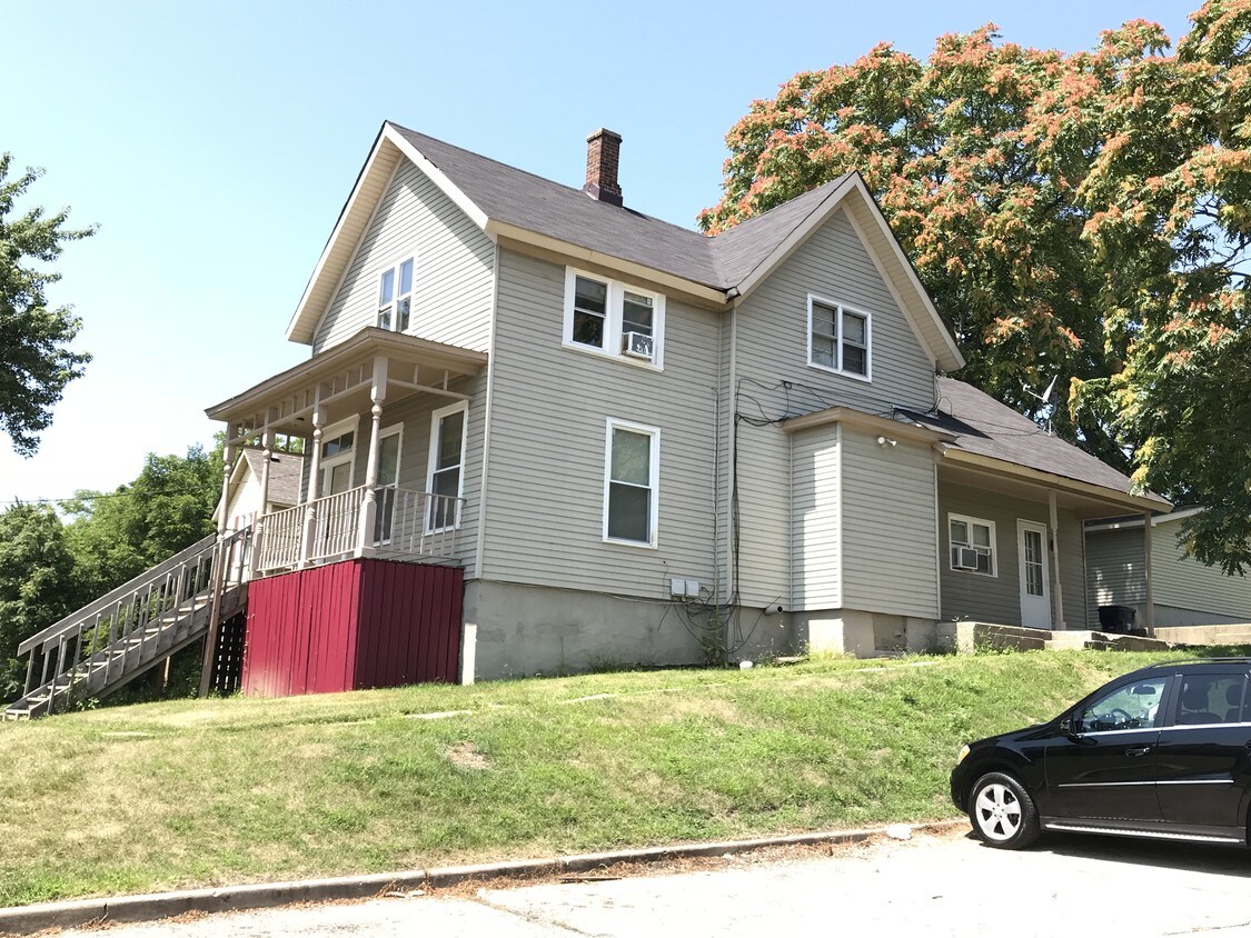 Primary Photo - 322 W Highland Ave