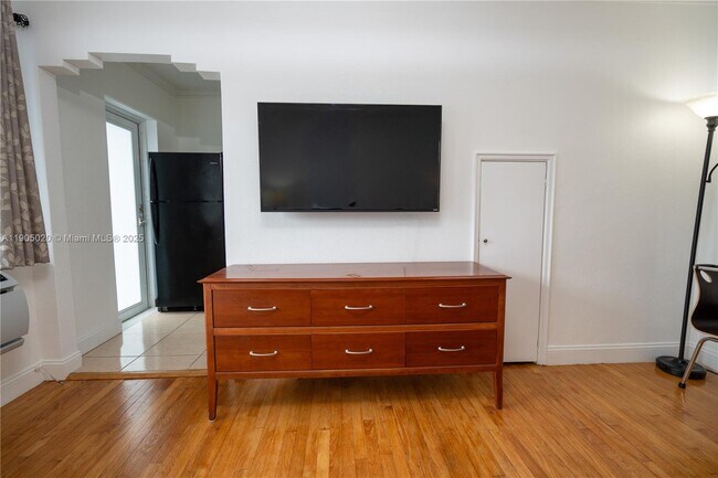 Foto del edificio - 7445 Harding Ave