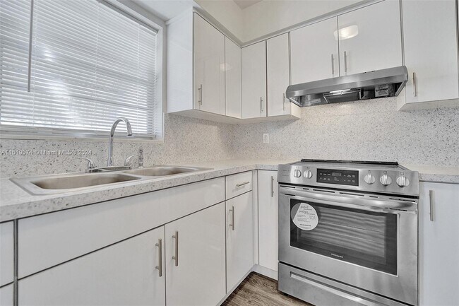 Building Photo - 5300 Hollywood Blvd