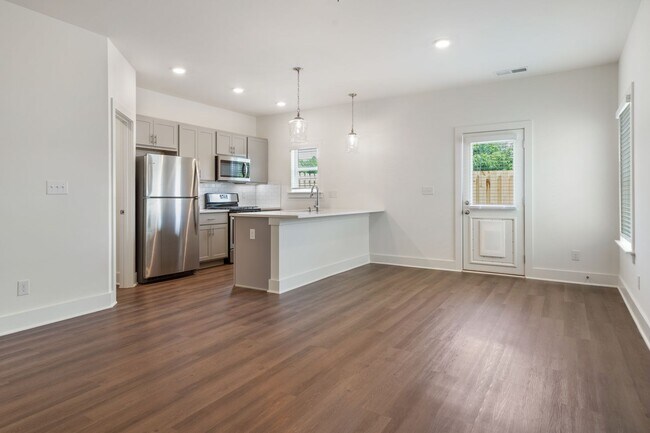 Building Photo - 3 bedroom with fenced in backyard!