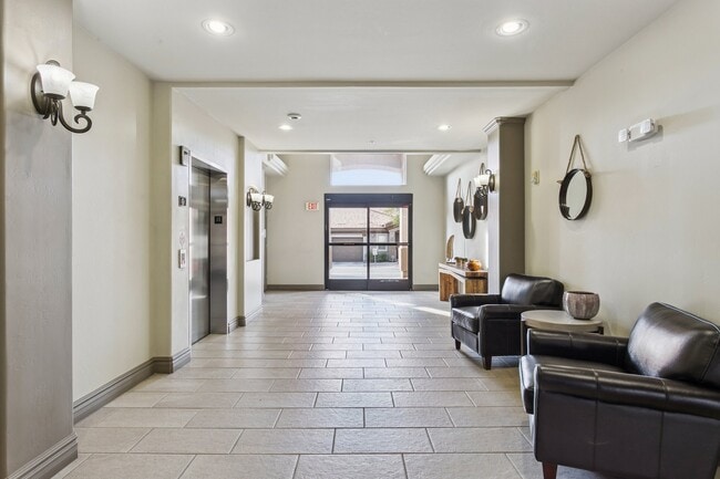 Vestíbulo acogedor con ascensor hasta el estacionamiento. - 14000 N 94th St