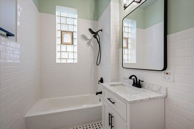 Building Photo - 709 W Roscoe St