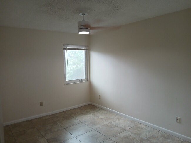 Foto del edificio - 4810 S Dauphin Ave
