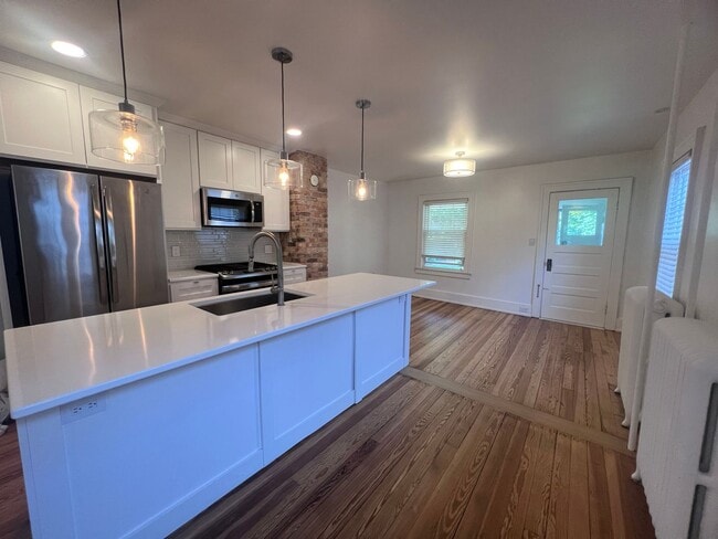 Building Photo - Spacious 2 bedroom Duplex with a bonus room!