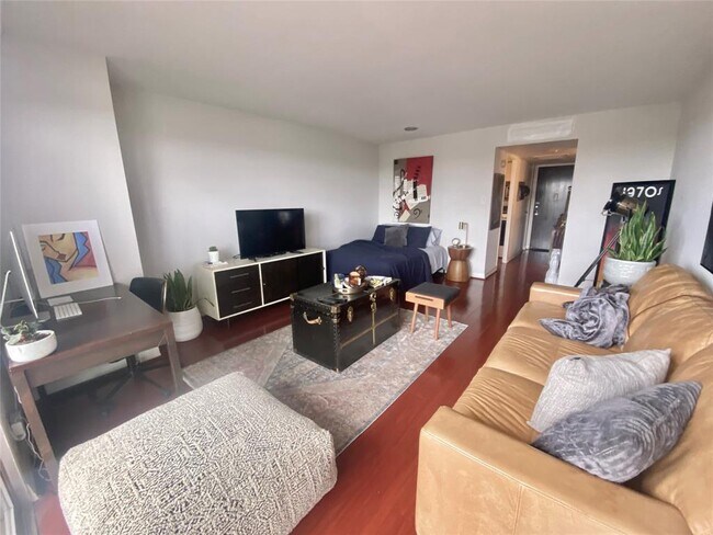 Building Photo - 2016 Main St