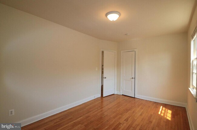 Foto del edificio - 4482 MacArthur Blvd NW