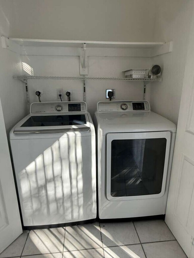 Foto del edificio - 8027 NW 8th St