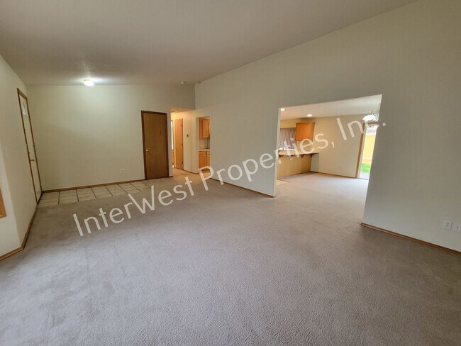 Foto del edificio - Tigard 3 Bd 2ba Ranch Style Home on Flag L...