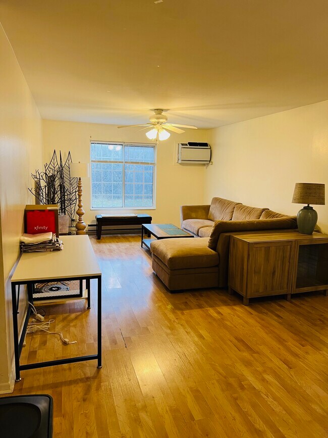 Sala de estar - 653 Swan Dr