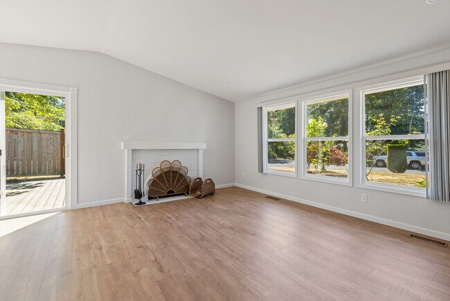 Foto del edificio - 3 bedroom 3 bath Finn Hill Kirkland