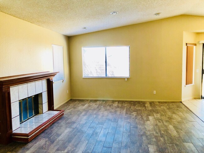 Foto del edificio - 37007 Pond Ave