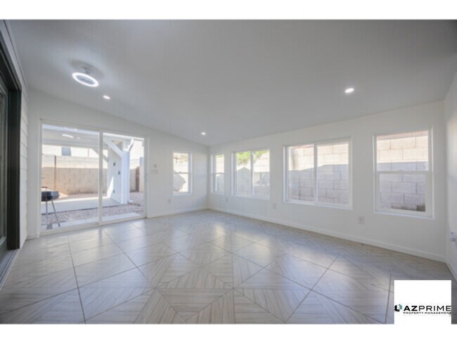 Foto del edificio - 10% OFF RENT FOR FIREFIGHTERS AND LAW ENFORCEMENT!  Stunning 4/3 Tempe Partially-furnished House in