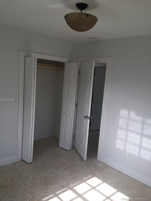 Building Photo - 115 E 51st Pl