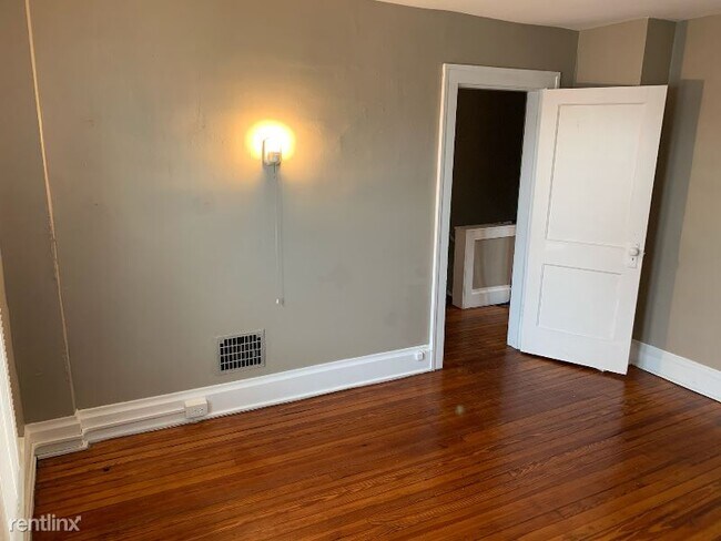 Building Photo - 2 br, 1 bath Townhome - 15 W Tompkins St