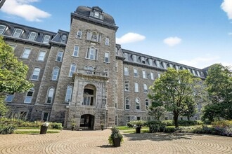 Building Photo - 244 Sherbrooke St E