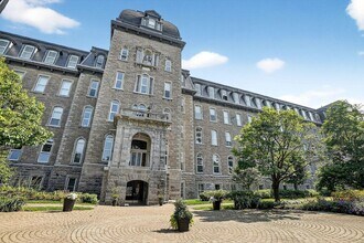 Building Photo - 244 Sherbrooke St E