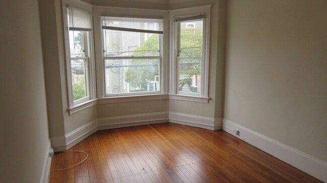 Building Photo - 1 bedroom w/ Washer and Dryer**Excellent City View! Open Sat/Sun, 3-4.