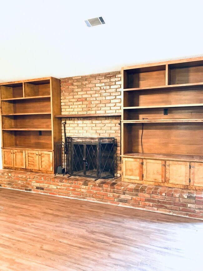 Foto del edificio - Fenced in Yard/Fireplace/3 bed 2bath!