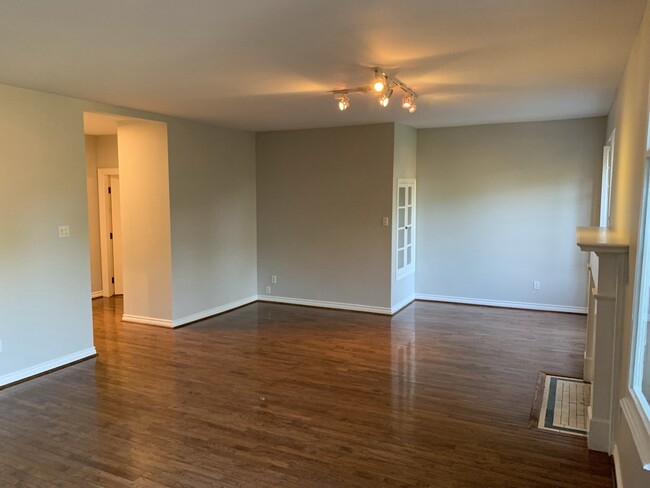 Building Photo - 158 Albany Av