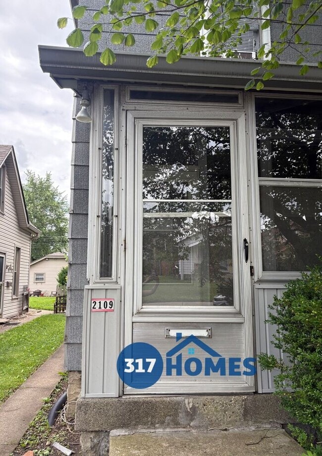Building Photo - Lovely 2 Bedroom Duplex