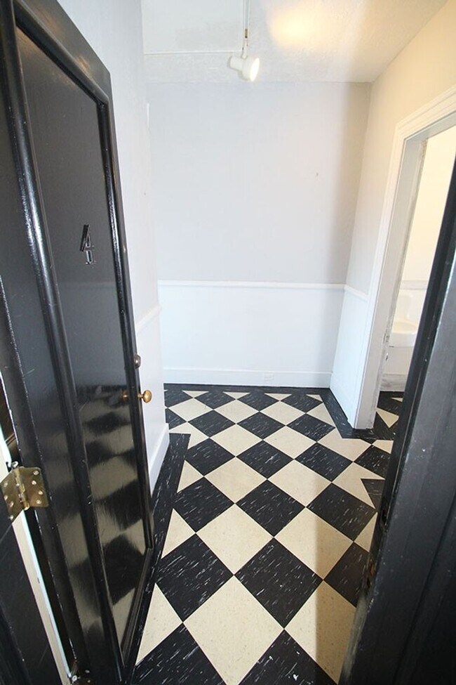 Foto del edificio - CHARMING 3 BEDROOM TUDOR REVIVAL APARTMENT W/ PUGET SOUND VIEWS