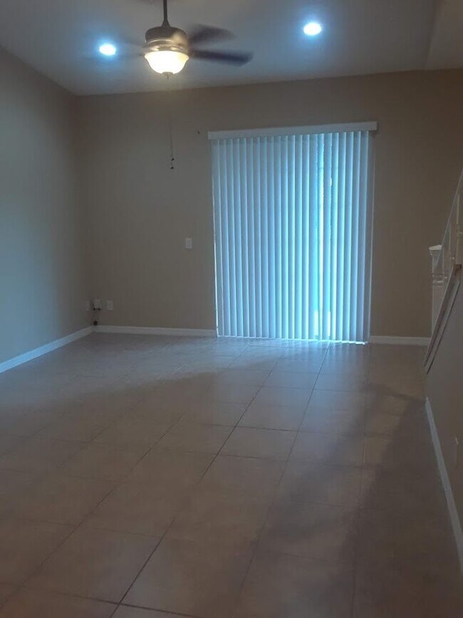 Building Photo - Must see beautiful 3 bedrooms and 2.5 Bath...