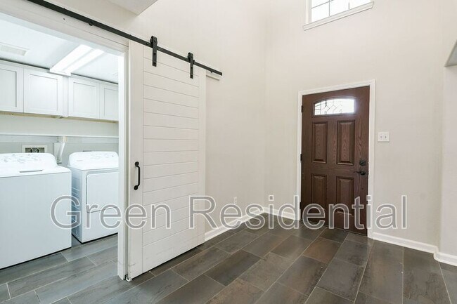 Foto del edificio - 112 Glade Bridge Ct