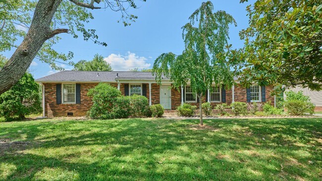 Foto del edificio - Reduced: 3BR, 2BA house with garage and fe...