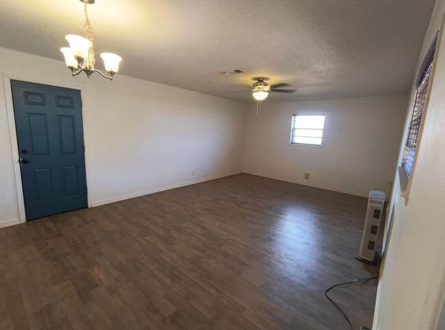 Building Photo - Nice 3 bedroom + office, 2 bath home in We...