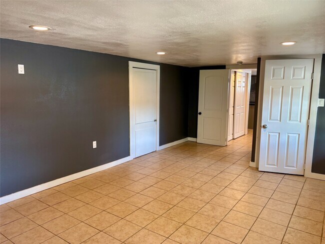 Building Photo - 4817 Ave Q 1/2