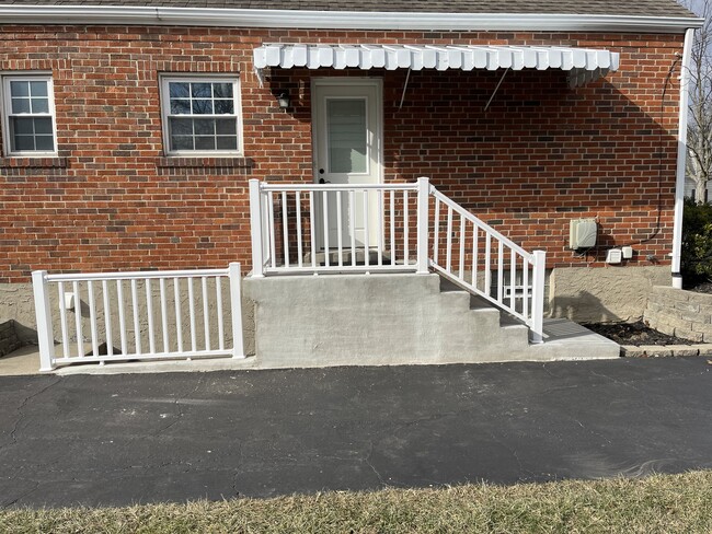Side entrance into kitchen - 4331 Orchard Ln