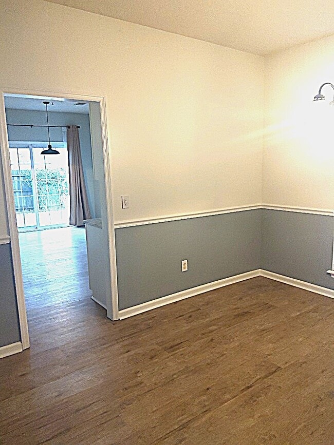 Foto del edificio - 8514 Falling Leaf Ln
