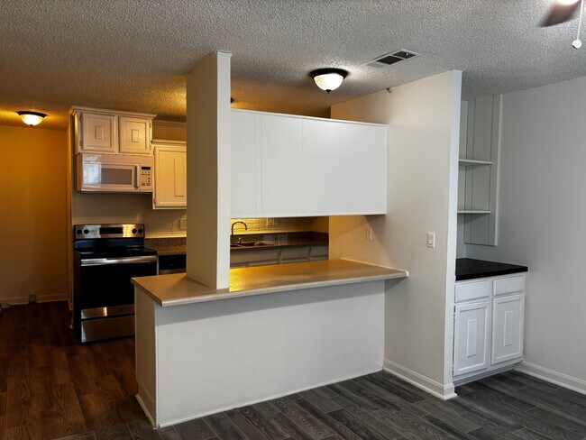 Building Photo - 3 Bedroom 2 Bath