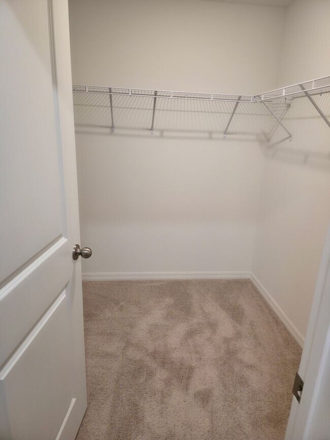 Building Photo - Brand New 3/2/2 furnished close to I75 to commute to Tampa or Ocala.