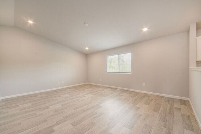 Building Photo - 4001 Watertown Dr