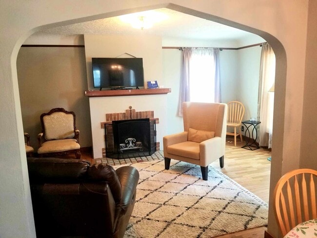 sala de estar y chimenea - 1730 18th St NE