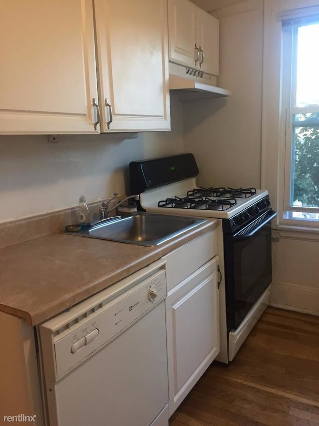 Building Photo - 2 br, 1 bath  - 2061 32nd St
