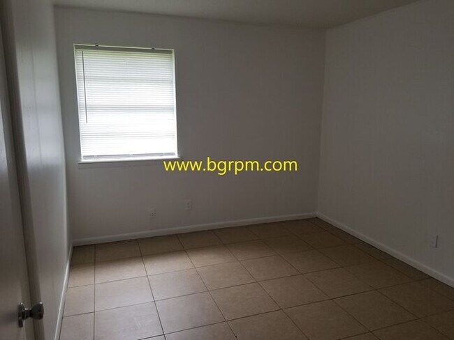 Building Photo - 2 BD, 1 BA, Duplex in Jacksonville