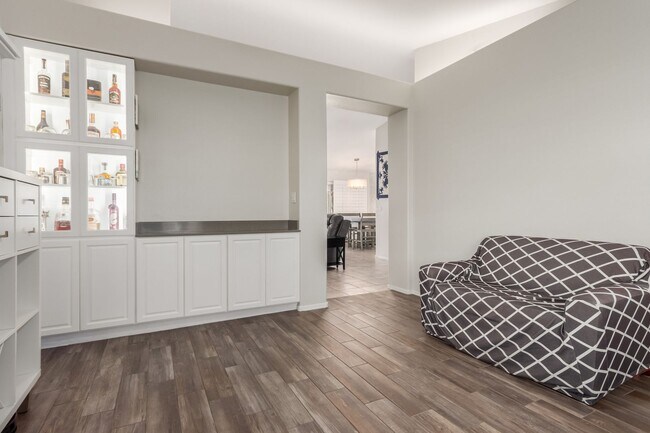 Foto del edificio - Custominzed home with lots of upgrades and...