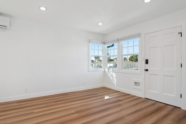 Foto del edificio - 8460 Kittyhawk Ave