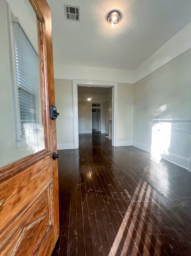 Foto del edificio - 3625 Banks St