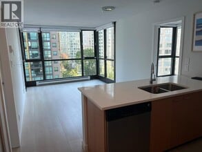 Building Photo - 1367 Alberni St