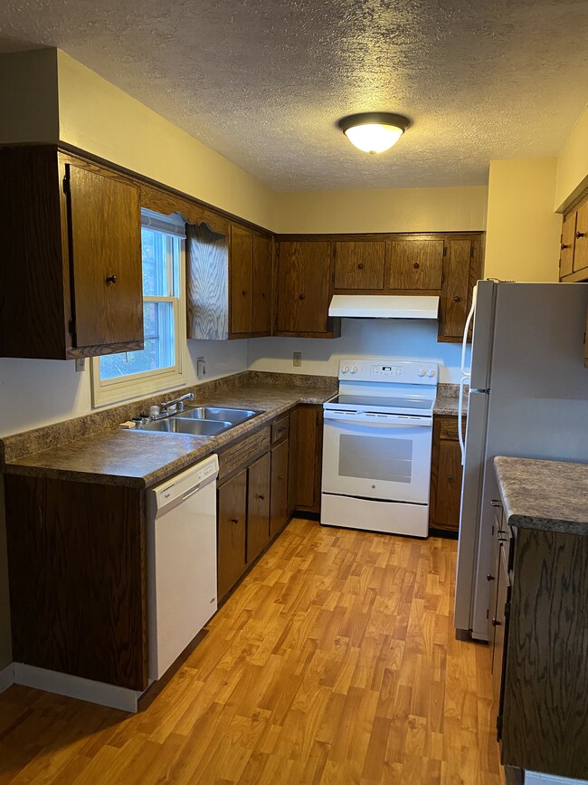 Kitchen - 1956 Pumphouse Rd