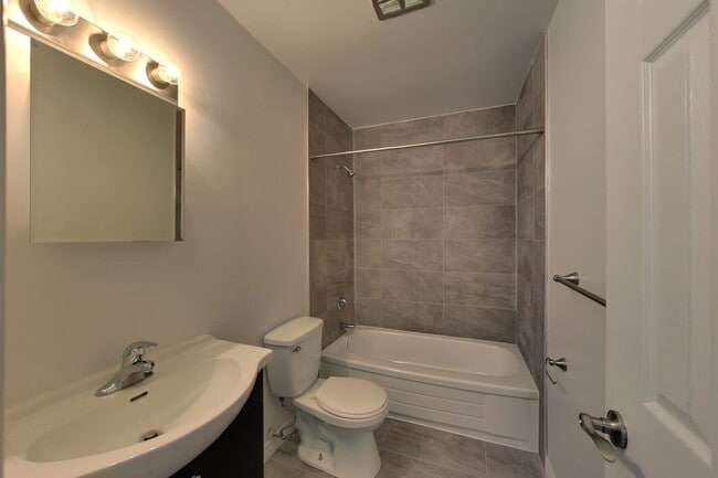 Building Photo - Recently Renovated 2 Bed 1 Bath Townhome i...